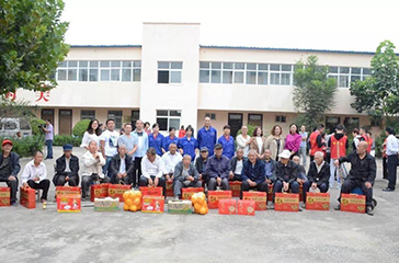 中秋佳節獻愛心，慰問老人情意濃