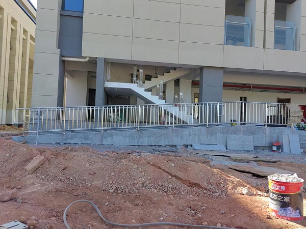 喜有沃不銹鋼助力茂名車道口不銹鋼護欄項目