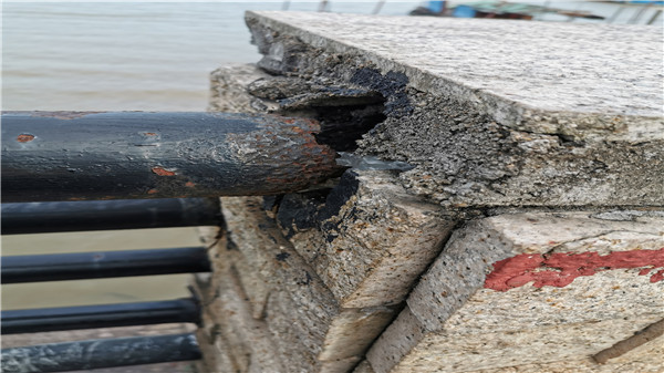 鐵質(zhì)護(hù)欄生銹斷裂污染環(huán)境 鐵質(zhì)護(hù)欄生銹斷裂污染環(huán)境