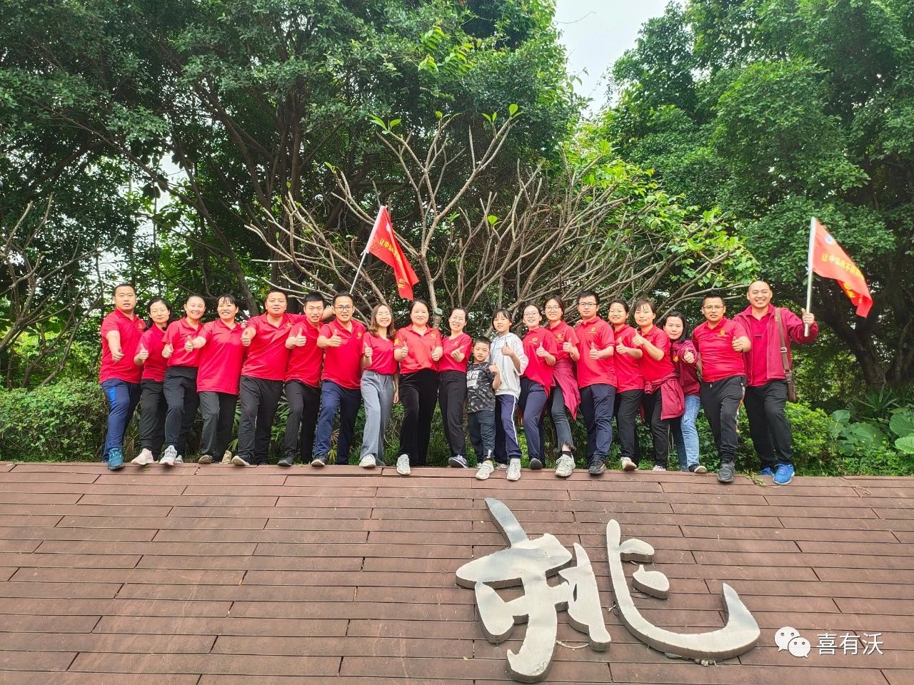 　　中途，大家補給能量的地點也是選擇觀景位置極佳的地方，開心就餐的同時還能觀景。