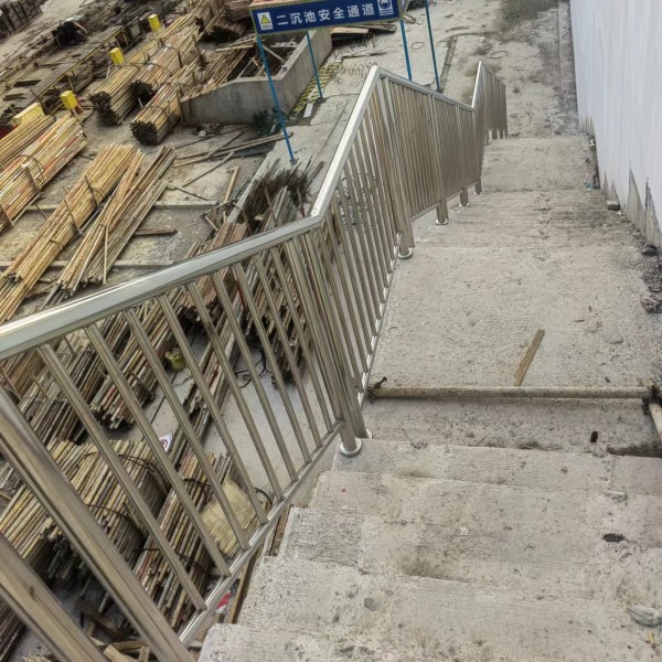 安裝好的不銹鋼護欄 安裝好的不銹鋼護欄